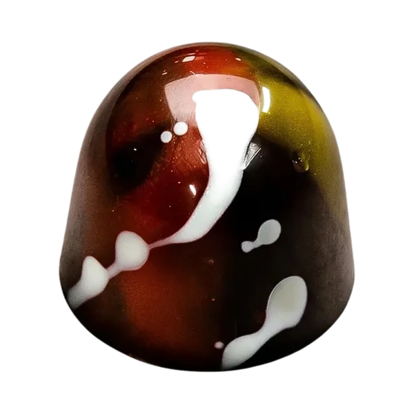 Sinaasappel: glanzende bruine bonbon met witte chocoladespetters