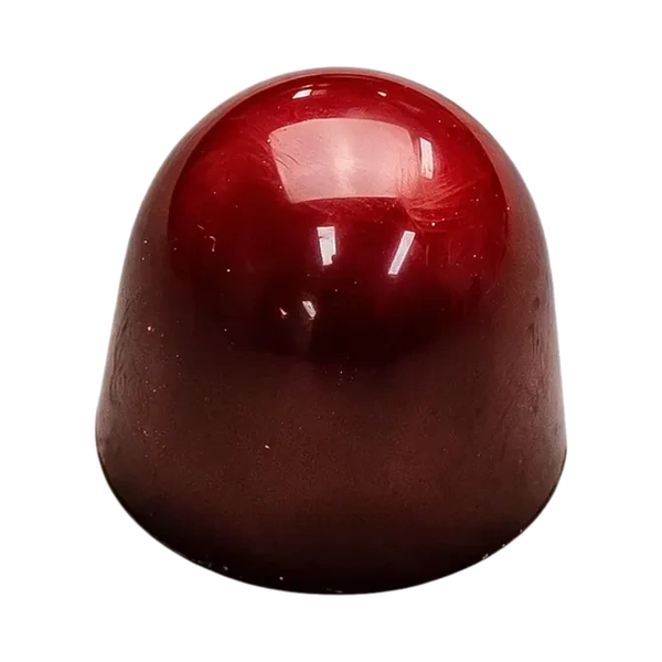 Karamel-zeezout: glanzende donkerrode ronde bonbon