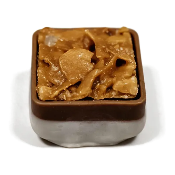 Amandel-praliné: vierkante bonbon met een krokante bruine bovenlaag