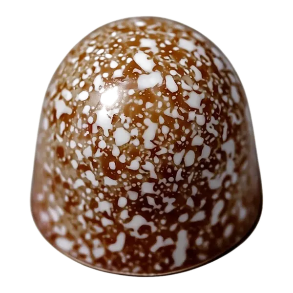 Aardbei-framboos: bruine ronde bonbon met fijne witte en rode spikkels